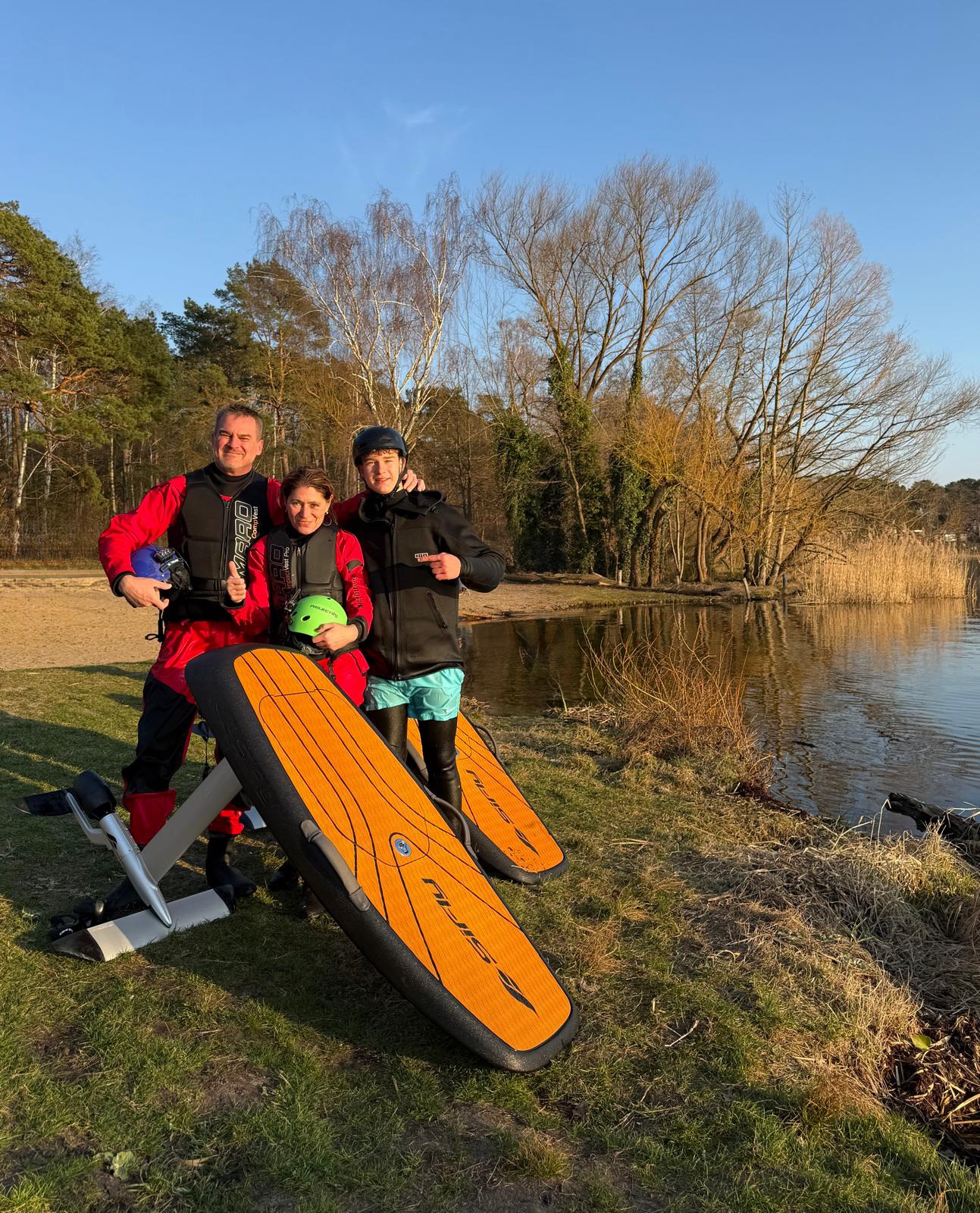 Familie mit eFoil Boards am See – Gruppenbild